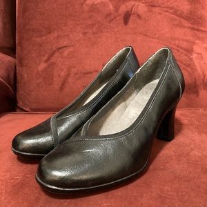 Aerosoles black leather heeled pumps. Like new. S7